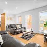 Modern 2 Bedroom Flat In Birmingham Jq, Sleeps 6, Free Internet And Secure Parking