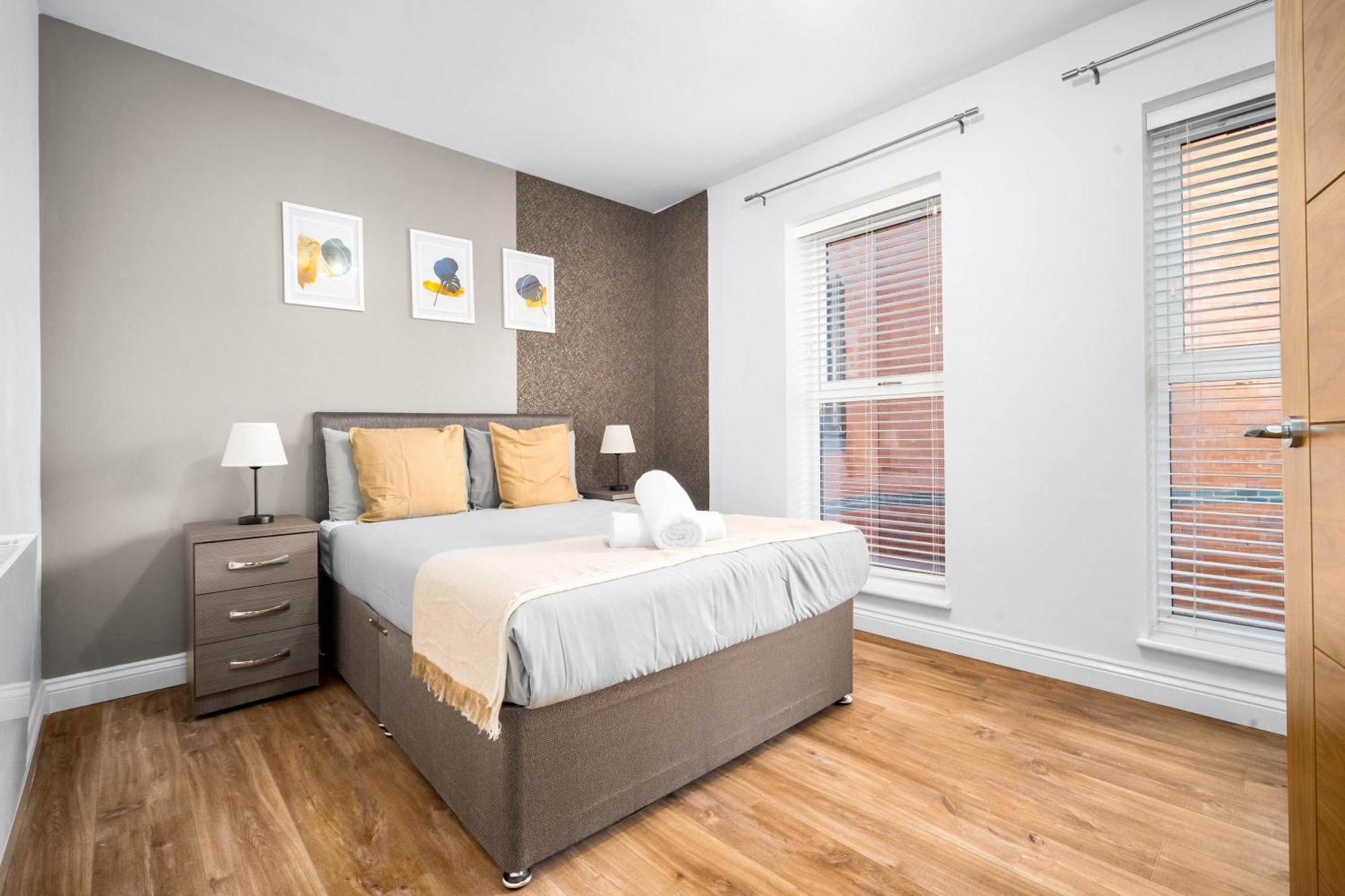 Modern 2 Bedroom Flat In Jq, Sleeps 6, Free Internet And Secure Parking *