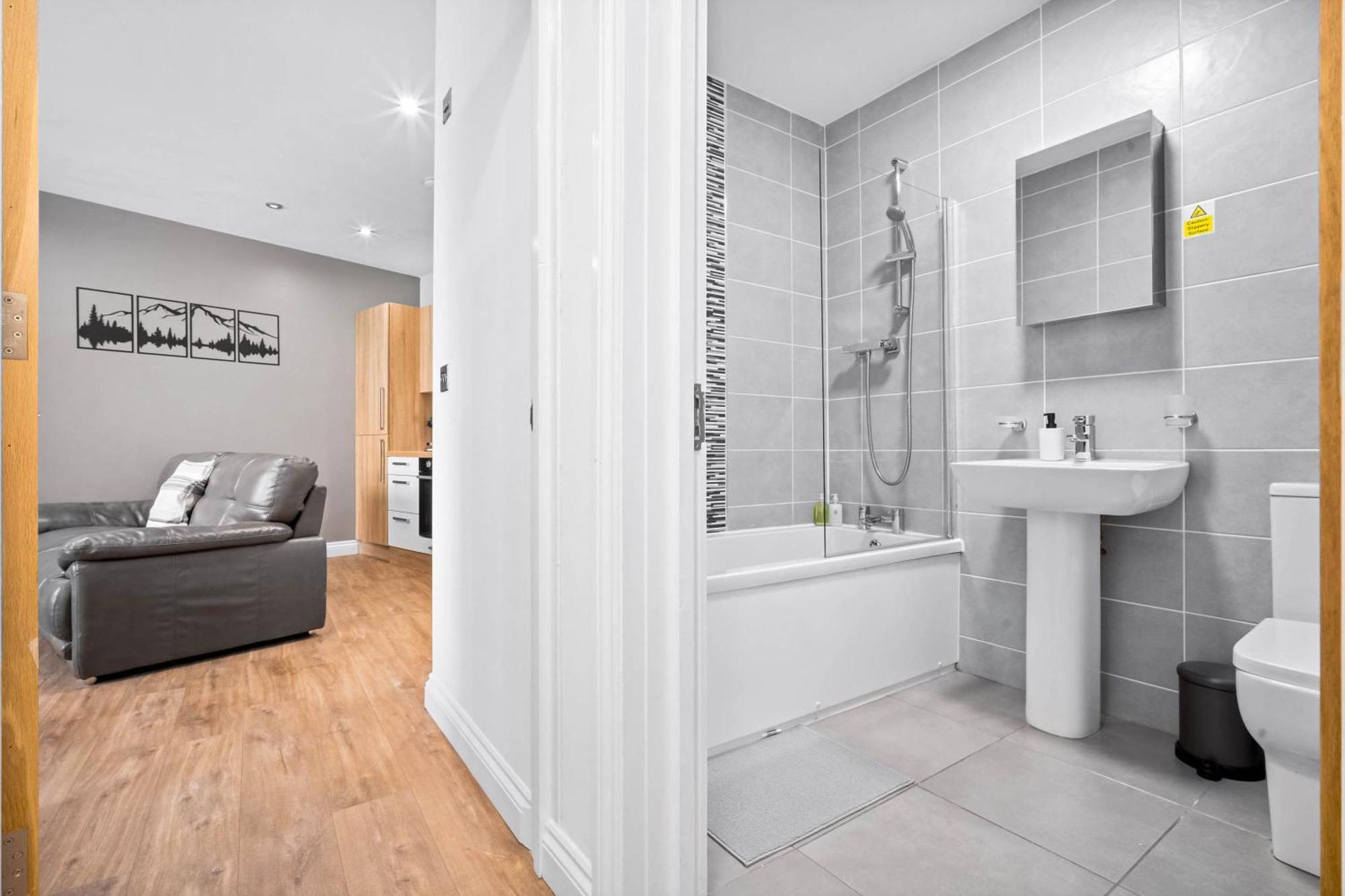 Modern 2 Bedroom Flat In Jq, Sleeps 6, Free Internet And Secure Parking * Birmingham