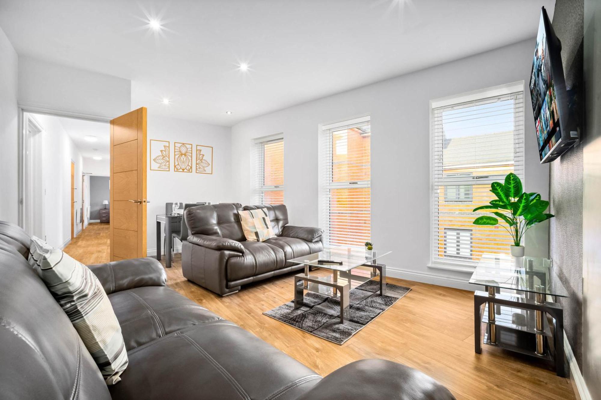 Modern 2 Bedroom Flat In Jq, Sleeps 6, Free Internet And Secure Parking *