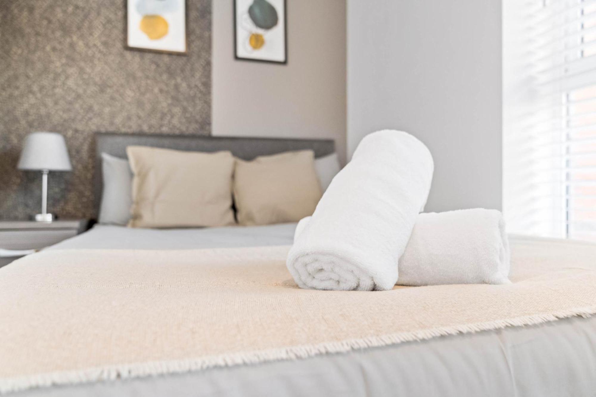 Modern 2 Bedroom Flat In Jq, Sleeps 6, Free Internet And Secure Parking Birmingham