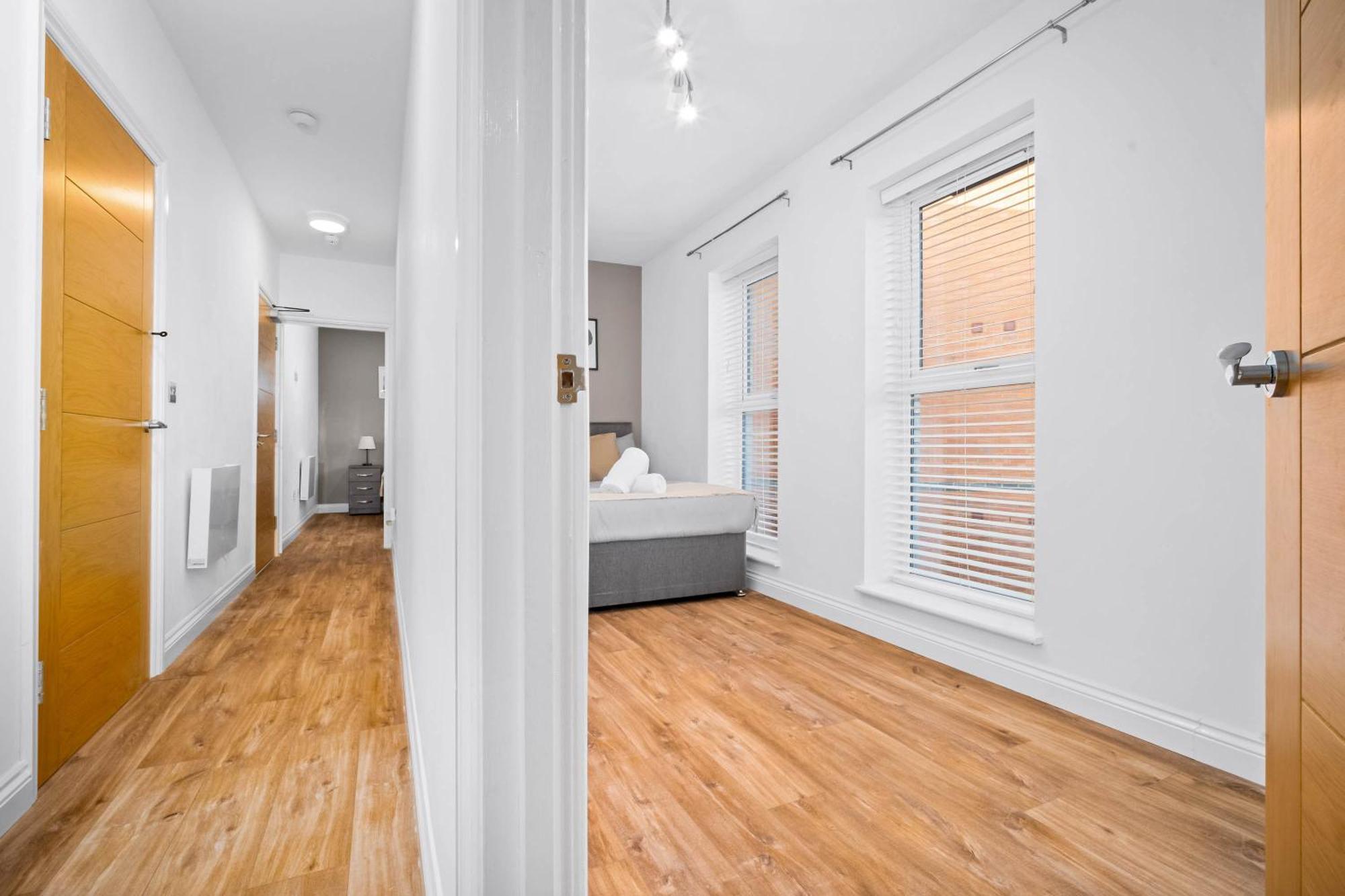 Modern 2 Bedroom Flat In Jq, Sleeps 6, Free Internet And Secure Parking Apartment