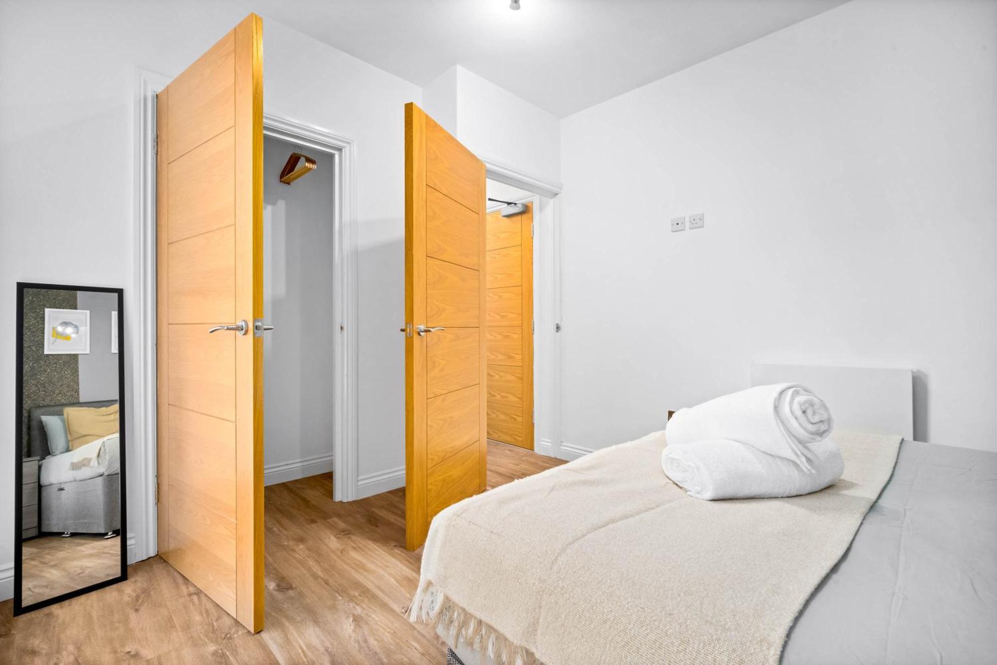 Apartment Modern 2 Bedroom Flat In Jq, Sleeps 6, Free Internet And Secure Parking