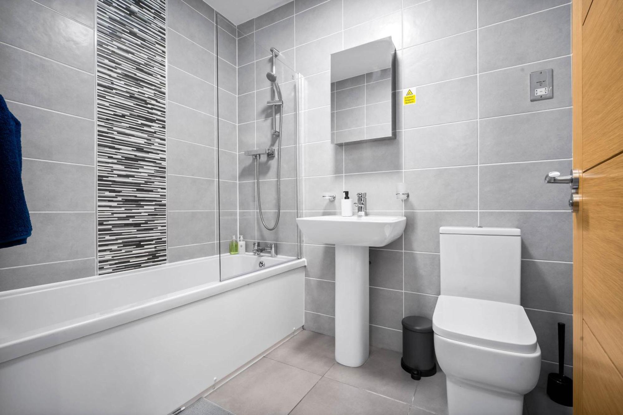 Apartment Modern 2 Bedroom Flat In Jq, Sleeps 6, Free Internet And Secure Parking *
