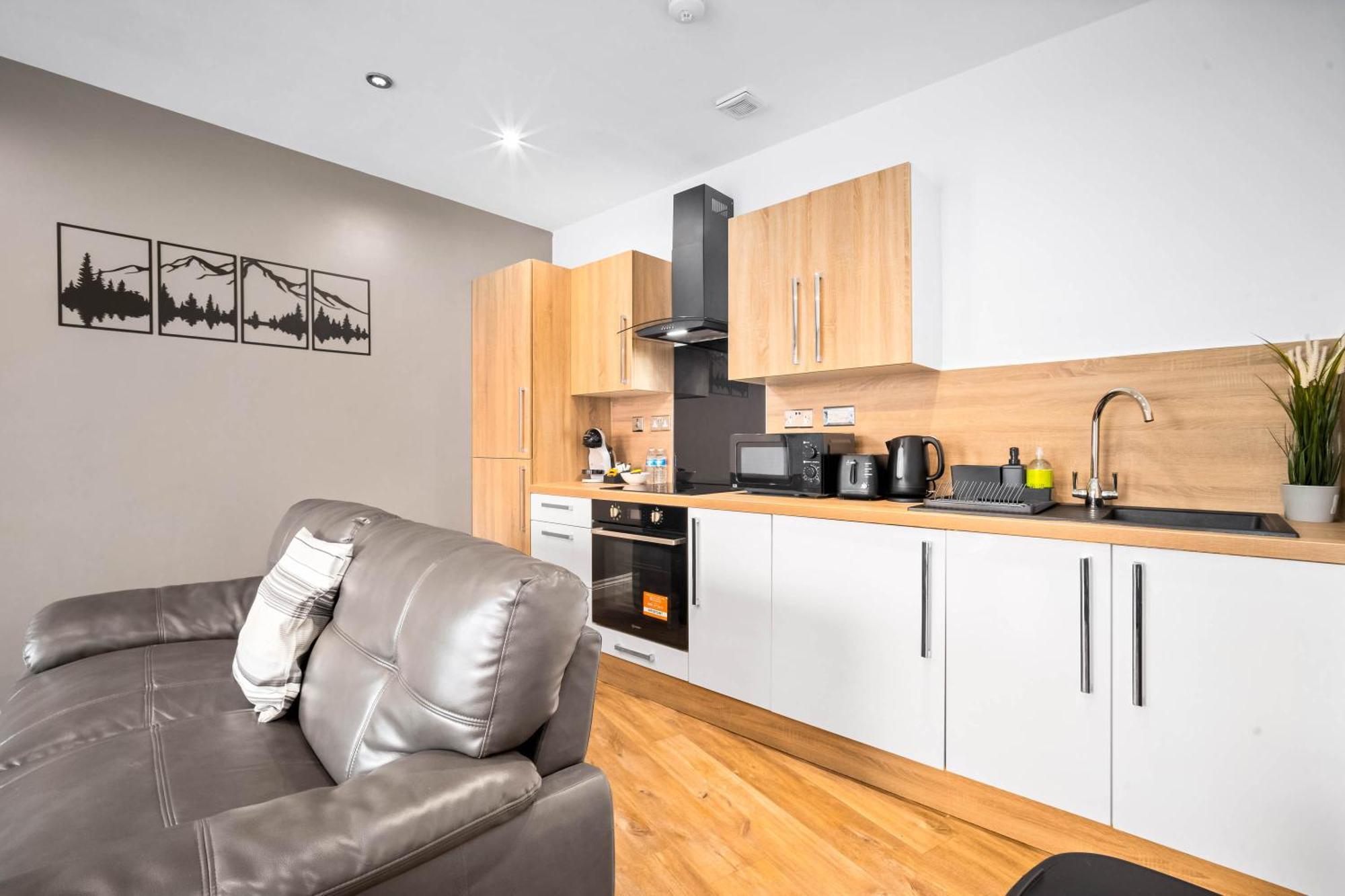 Modern 2 Bedroom Flat In Jq, Sleeps 6, Free Internet And Secure Parking Apartment Birmingham