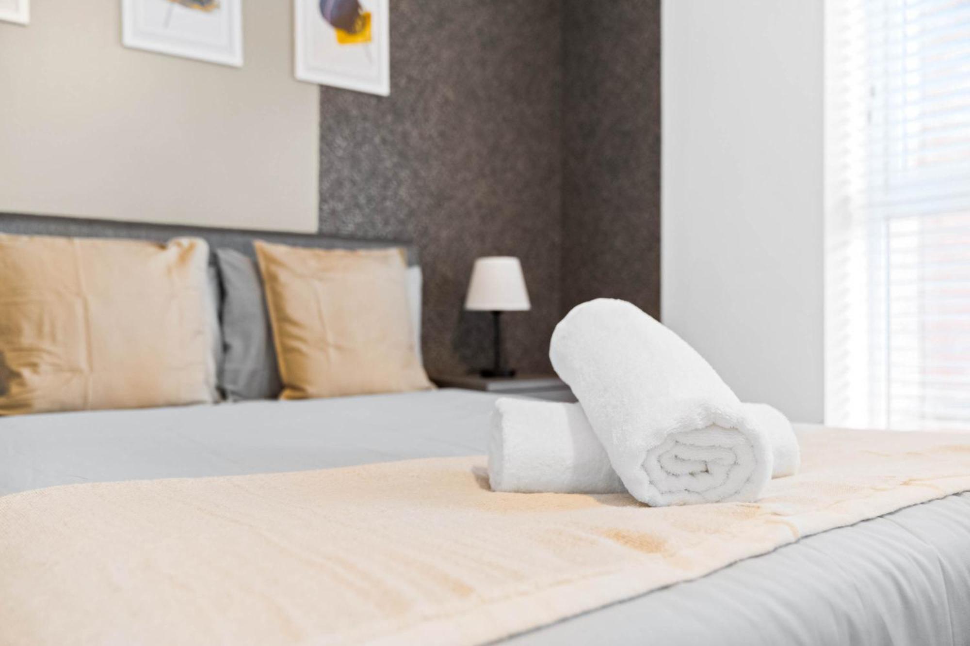 Modern 2 Bedroom Flat In Jq, Sleeps 6, Free Internet And Secure Parking Birmingham