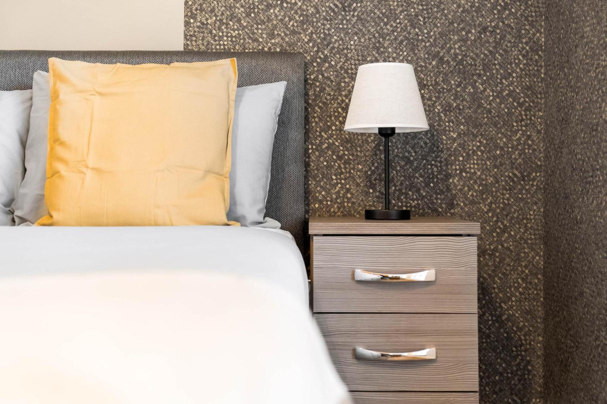 Modern 2 Bedroom Flat In Jq, Sleeps 6, Free Internet And Secure Parking