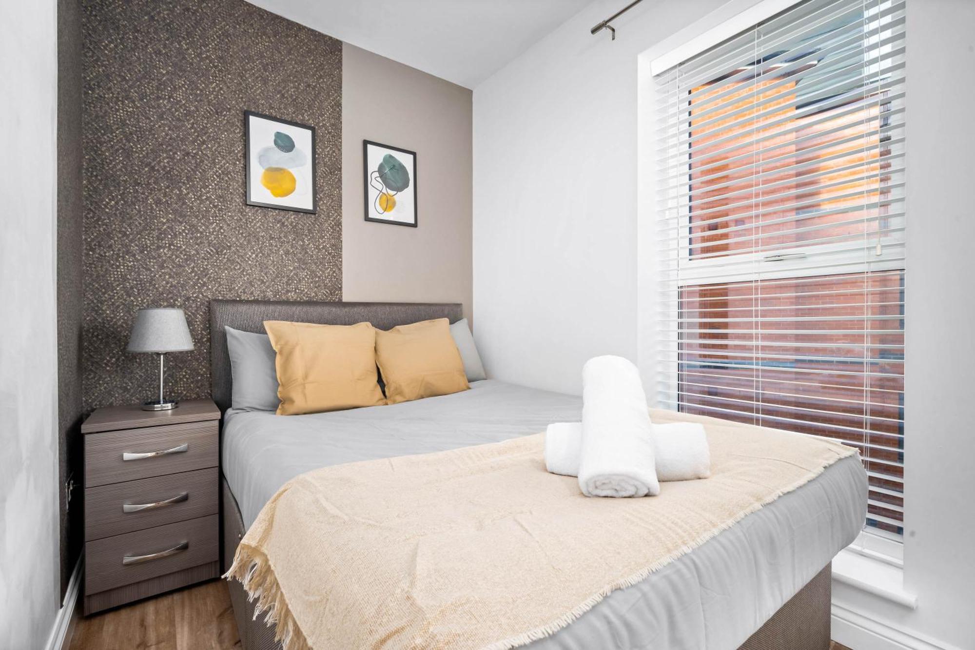 Modern 2 Bedroom Flat In Jq, Sleeps 6, Free Internet And Secure Parking Apartment *
