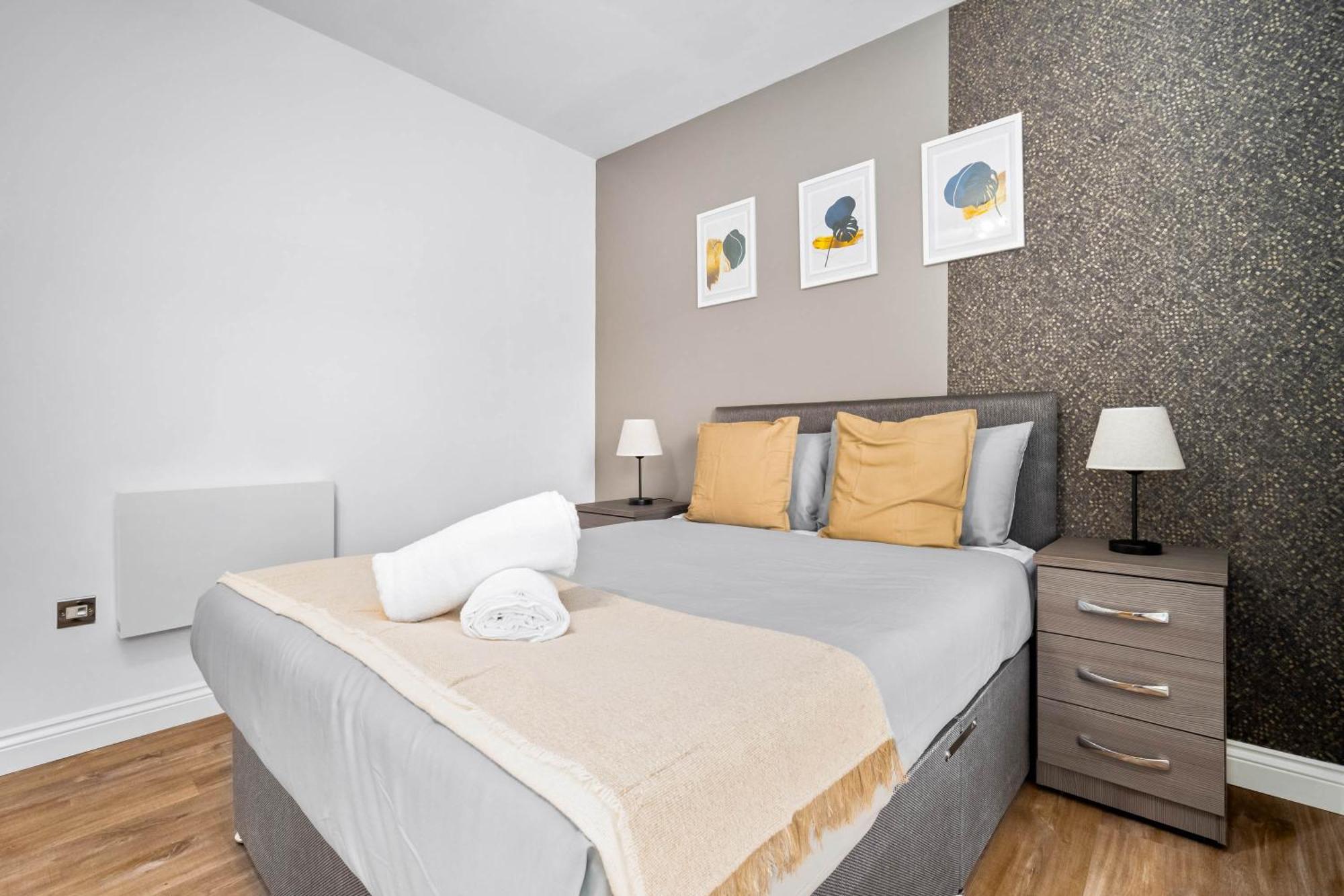 Modern 2 Bedroom Flat In Jq, Sleeps 6, Free Internet And Secure Parking Apartment *