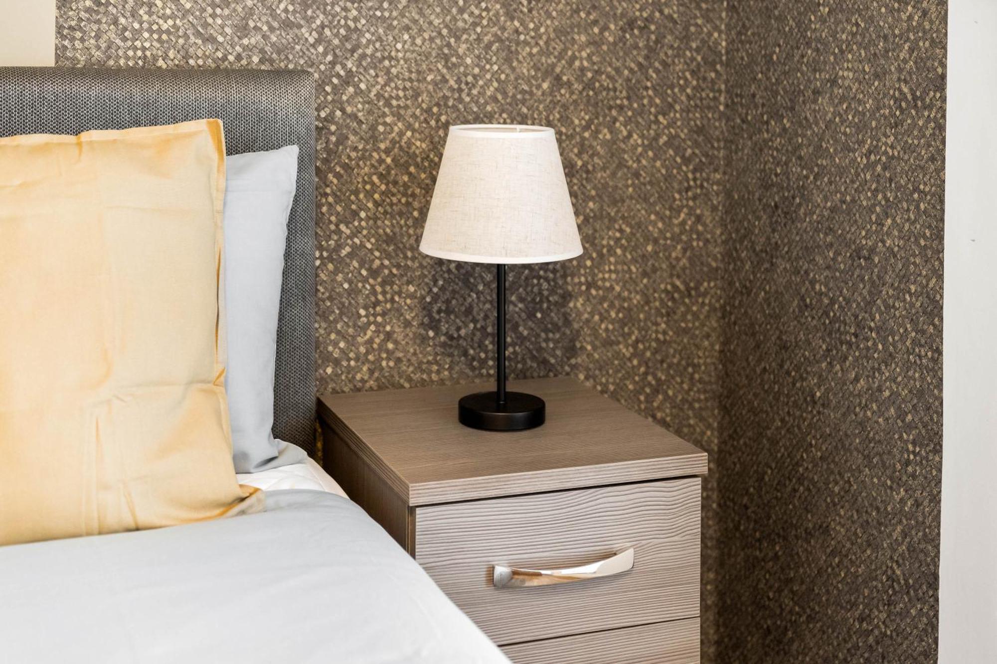 Modern 2 Bedroom Flat In Jq, Sleeps 6, Free Internet And Secure Parking Apartment